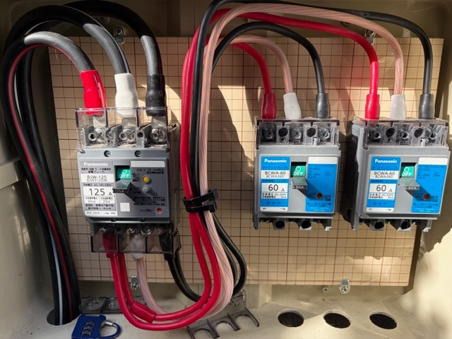 三相三線のブレイカーについての質問です。 添付の写真をご覧下さい。 右側の60アンペアのボックスは定格60アンペアという事で、 合計ではなく各相60アンペアまで使える、という認識で合っていますか？ また、3相そのまま使った場合は、1.73 x 200 x 60= 20760wまで使えて もし、２本ずつ繋いで単相２００Vで使った場合、200ｘ30ｘ３（２本づつを３回行えて、 各線2回繋がれている為）＝約18000ｗまで使える、という認識で合っていますか？ よろしくお願いします。