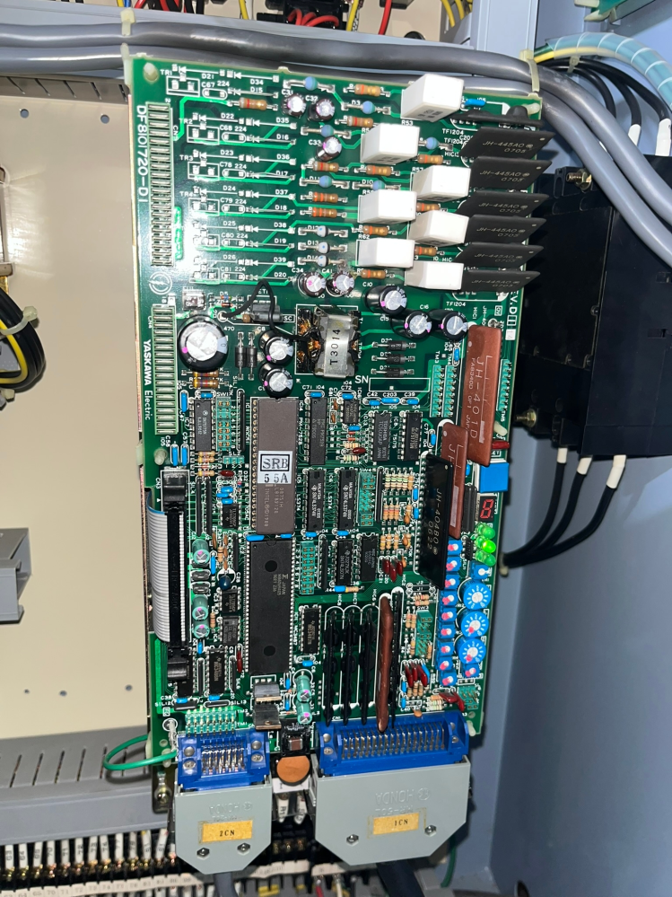 フライス盤について質問です。 春日製作所のNV2というフライス盤を使用しているのですが、電源ボタンを押したら、一瞬電源ランプがひかり、すぐOFFになってしまいます。 基盤を見たところ、デジタル表示部分に-マークがでていました。 しばらくしたら、電源も入らなくなりました。 基盤のデジタル表示部分も光らなくなりました。 マグネットスイッチの異常はありませんでした。 原因がわかる方いましたら、教えていただけると助かります。 よろしくお願いいたします。