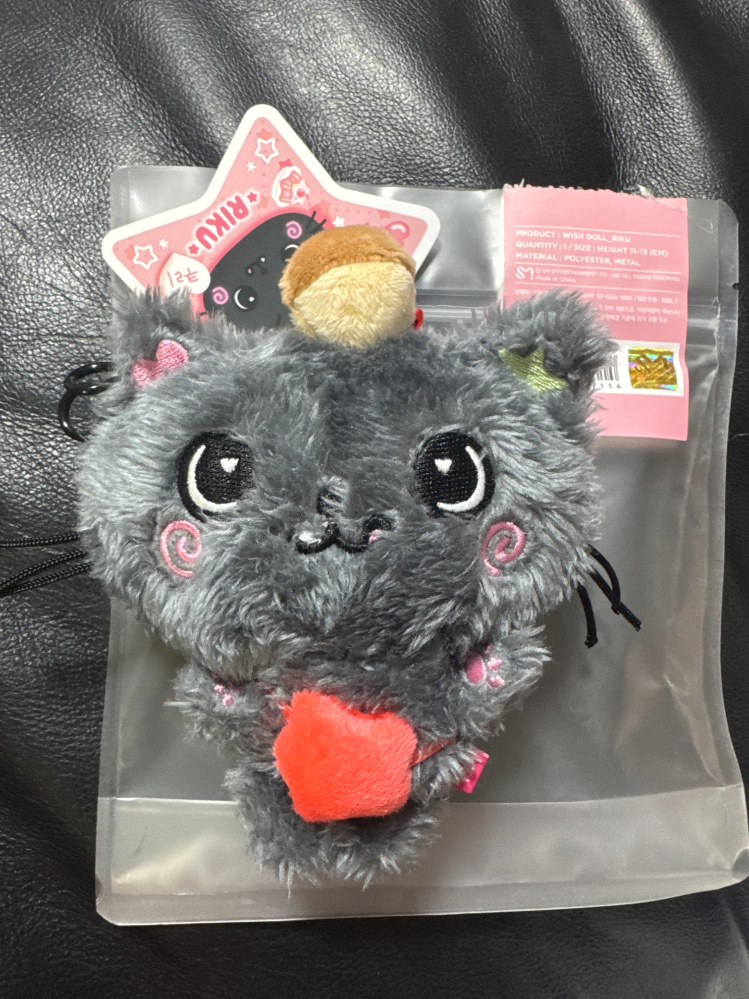 このクリの人形って本物ですか？Qoo10で購入しました。出品者の方に