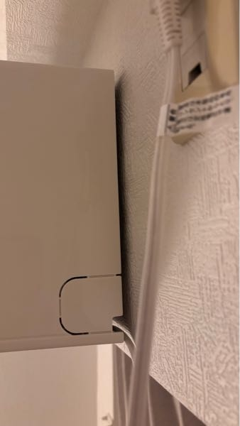 エアコンが壁から離れていますエアコンが日に日に壁から離れていて 