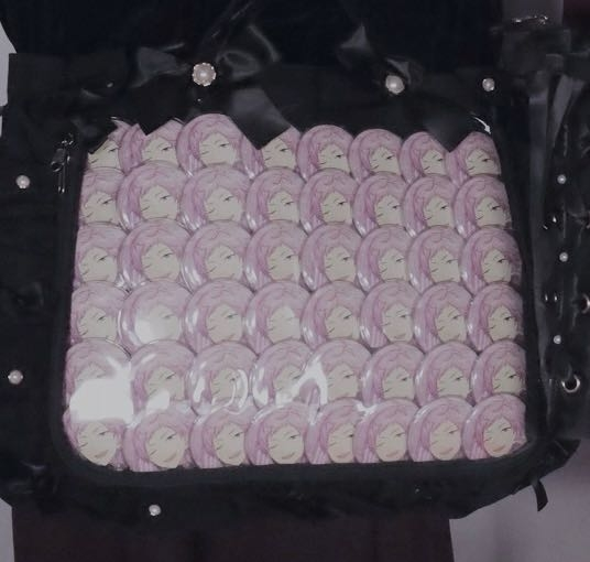 至急お願いします！ 皆さんは現場に痛バを持っていく時に期間が離れていても同じ絵柄で行ったことはありますか？？ 1月にライビュがあったのですがまた3月にもライビュがあるので痛バを持っていきたいと思っています。そのキャラの他のビジュだと痛バを組めるほどまだ数が集められていないので同じ絵柄の痛バを持っていくことになるんですが大丈夫でしょうか？ 地方の映画館でのライビュになるので多分人はほぼ同じだと思うんです、またあの絵柄？とか思われますかね？ 斎宮宗のオルタードです、1面ピンクすぎてメリハリがなく分かりずらいでしょうか？私は好きなんですが周りからの視線がやはり気になってしまいます…