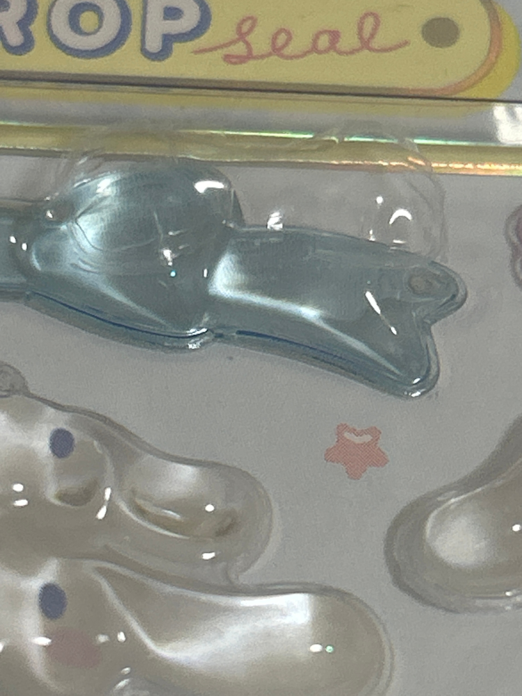 今日ドンキホーテでボンボンドロップシールを購入しました。人が多く急いで選んでレジに持って行き帰りのバスで見ていると表面の皮的なのが剥がれてました。レシートもあります。 店舗に持っていったら交換してもらえますか？調べたら対応するサイトがあったのですが一週間ほどかかるみたいです