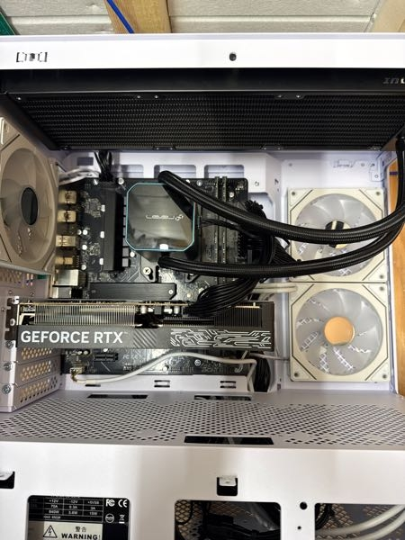 自作PC、BTOパソコンで助けてもらえないでしょうか？ 先日値上がり直前にpc工房のコラボBTOを購入しました。 デスクトップを持つのは3台目で今までは自作でやっていたのですが値上がり前に急ぎで欲しかったためBTOにしてしまいました 手元に来てからm.2ssdをつけようと思っていたのですが2ndストレージなど構成変更でできたのにも関わらず届いたBTOのマザボにはm.2ストレージが一つしかなく、容量は使う方なのですぐにasusのマザボとケースの交換を行うことにしました。 (もちろん保証がなくなることは承知の上です) ですが映像が出力されず相性問題かなと思い元のマザボとケースに戻しました。 ここからが質問内容なのですがケースを入れ替えてから戻す今までに起動はするのですがモニターに映像が出力されません。 今までもメモリの差し込みやDPの配線が原因でモニターがつかなかったことはあったのですが今回はyoutubeなどの動画で紹介されているようなマザボ電源やcmosクリアなども試した上で起動はしますが液晶に映像が出力されません この場合の考えられる原因と解決方法はありますでしょうか？ また、PC工房のBTOに使われているパーツの情報が欲しいのですがメーカー名などが書いておらず取説や相性問題のサイトで調べることができないのですがどこかで調べることはできないでしょうか？ 一応画像載せておきます ファンはcoolermasterのものに変えており、CPUクーラーのファンは到着待ちです