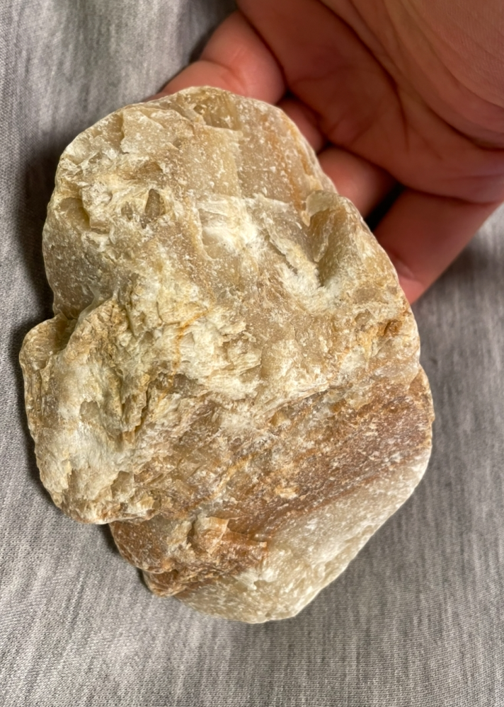 沖縄の海岸で拾った石について質問です。砂浜に落ちていた石なのですが