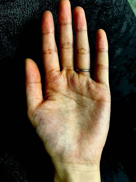 手相を見て欲しいです。引くほど線が薄く、写真に上手く映らなかった為