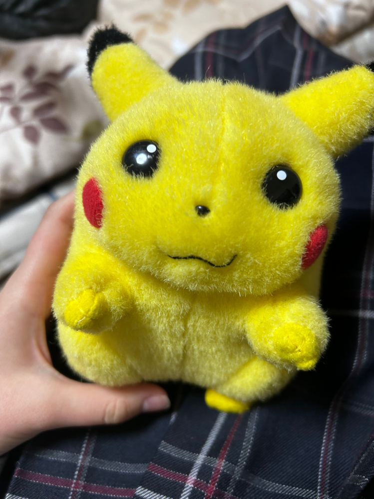 初代ピカチュウのぬいぐるみ。お腹を押すと音が鳴るやつっていくら位で