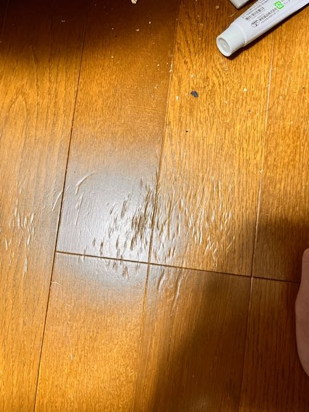 賃貸で引越しの片付けをしていたら床にこんな傷を発見してしまいました 