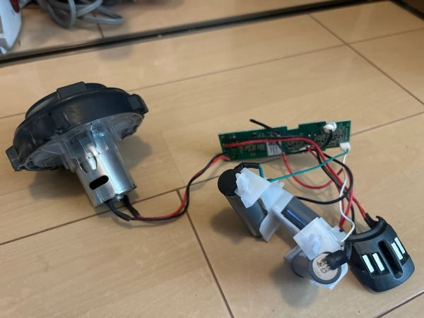 リチウムバッテリの外し方が分かりません。エレクトロラックスの掃除機 