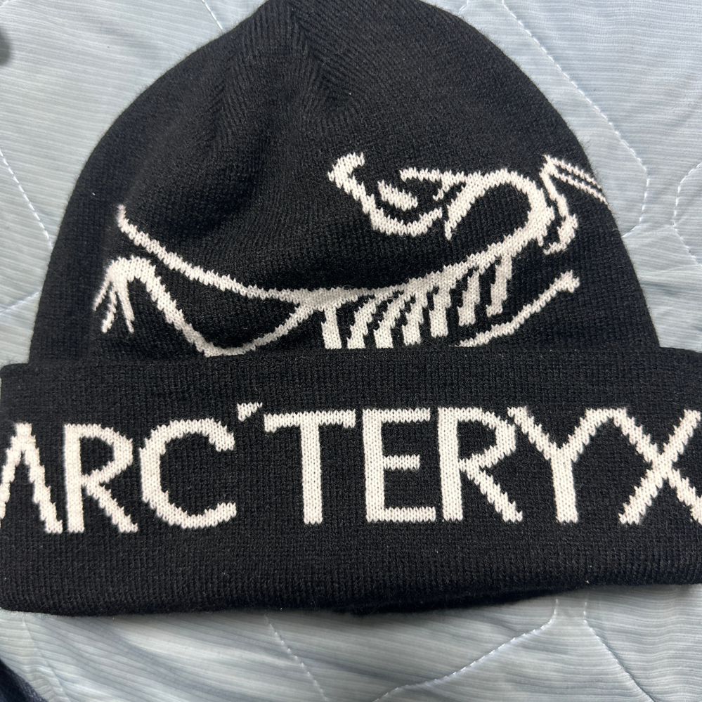 アークテリクスのビーニーを購入しました。私の目には偽物に見えます