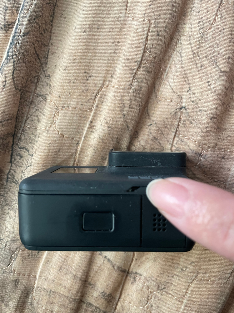 GoPro HERO7 Blackを久しぶりに使おうと思って確認したら、写真のように本体の角の部分に亀裂・欠けのようなものを見つけました。 ① これは割れ（欠損）ですか？ ② 亀裂だった場合、補強できるテープや防水対策グッズなどはありますか？ ③ 海の中（深度10m以内）で撮影したいのですが、この状態でも防水性は保てるでしょうか？ ④また海中撮影に適したカメラや、人が立ち入れない海沿いの崖側の景色撮影におすすめのドローンがあれば教えてください。 よろしくお願いいたします。
