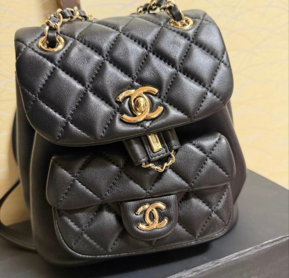 有識者様教えてくださいm(__)mメルカリに出品されてるこちらのCHANELの