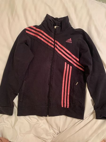 こちらの黒地にピンクストライプのadidasのトラックジャケットはリ