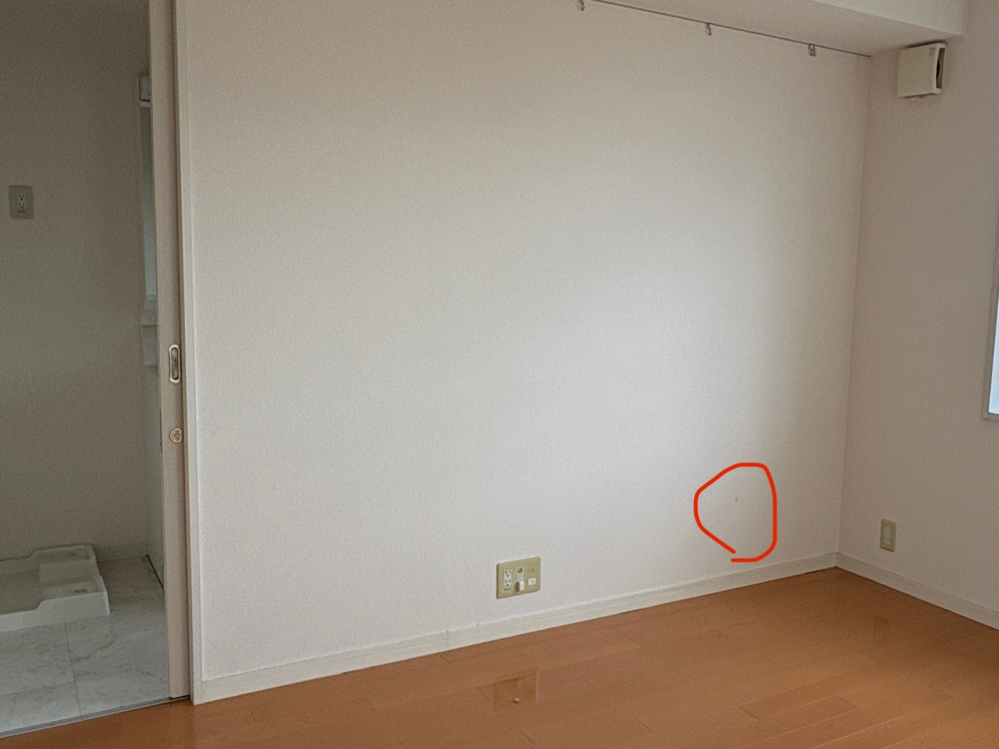 本日引越しをしたのですが、退去時に写真の壁の傷を指摘されて 