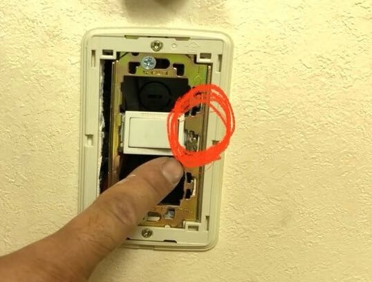 電気、スイッチの修理についてです。写真の部分が破損し、スイッチが 