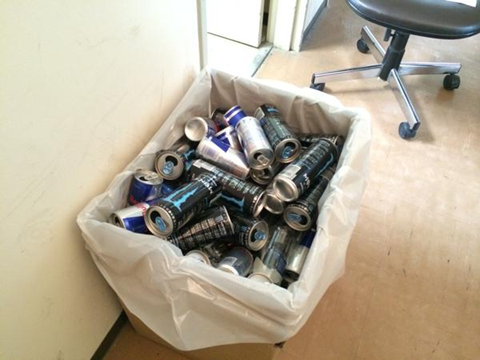 ジュースやコーヒーを飲み終わった空き缶の、笑い転げるような再利用の 