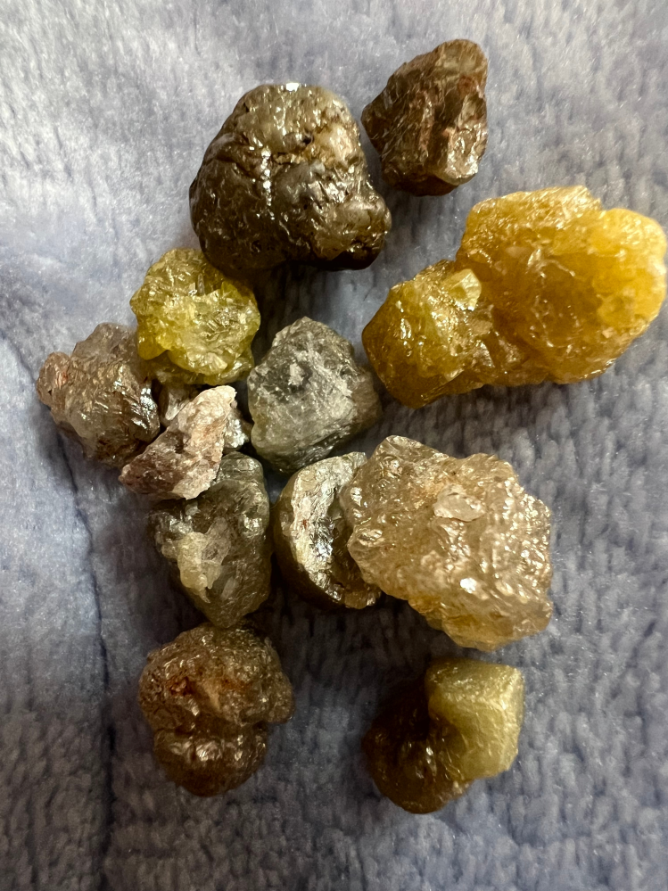 石について質問です 祖父の遺品であった物なのですが何の石なんでしょうか？ 黄色のものだけ試したんですが ガラスには傷をつけれて氷に当てると当てた部分がすぐ溶けて、石が瞬時に冷たくなります 価値がある物なのでしょうか？ 詳しい方教えてください