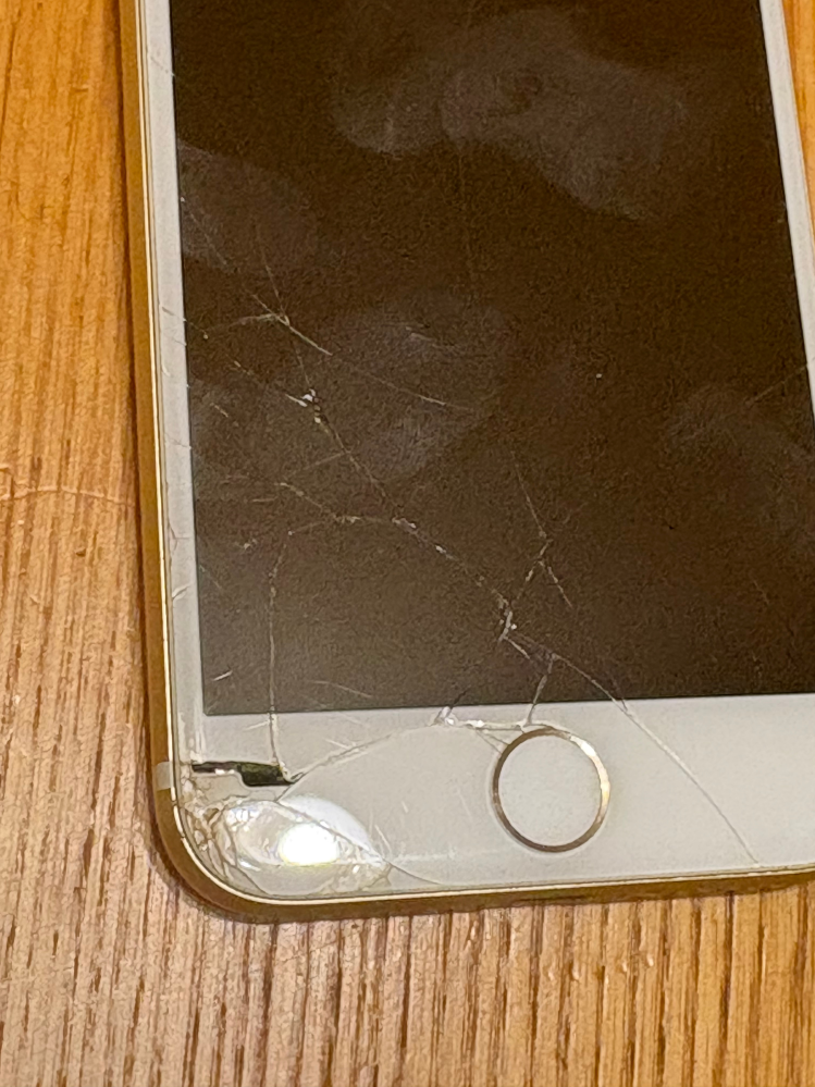以前使っていたiPhone7の電源を入れてみたいのですが、画面がこの 