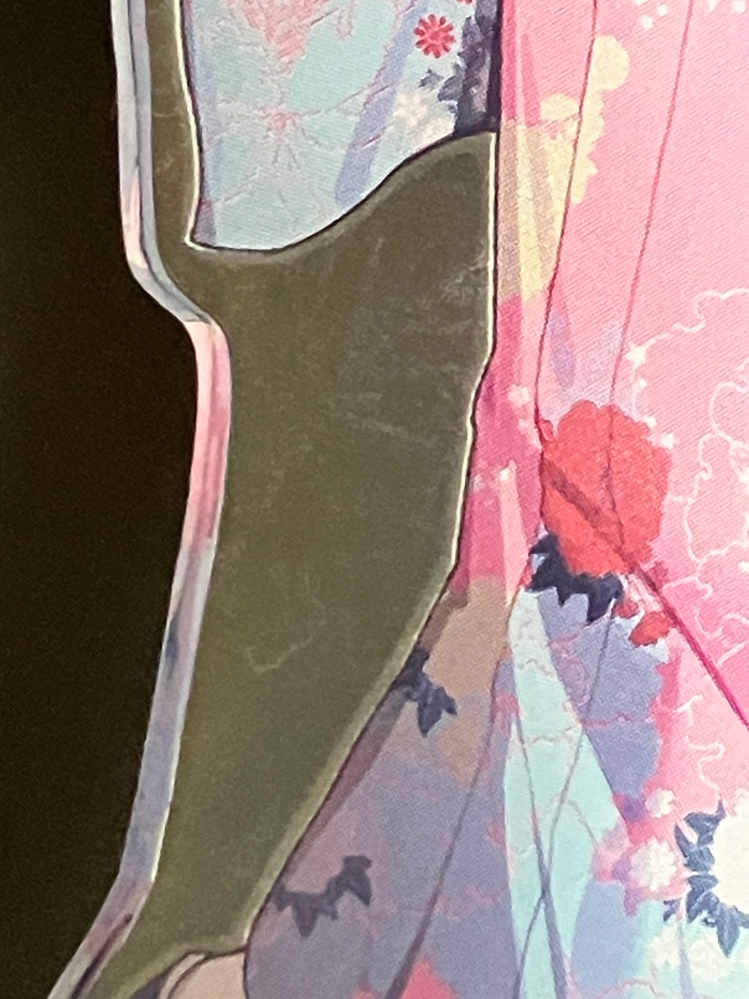 アクスタ構造・製造に詳しい方 新品のアクスタなのですが添付画像のような白い汚れのようなものが筋状についていました。なかなか目立つのですが、これを落とすにはどうすればいいでしょうか？ よごれは凸凹とはしておらずつるつるしており平面のようです メガネクリーナーは試しましたが特に効果はありませんでした