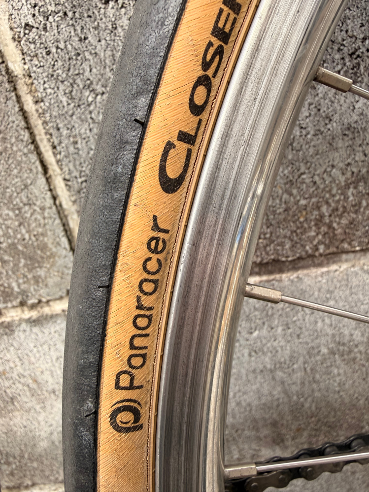 自転車のタイヤについてリムとメーカーロゴの間に浅い亀裂が一周 