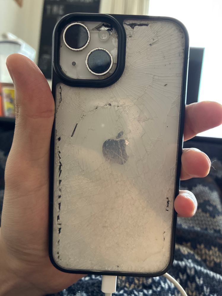iPhone14 ボロボロです。 でも使えます いかがでしょうか iPhone14について質問です。 - 2年契約で買ってあと少しで返