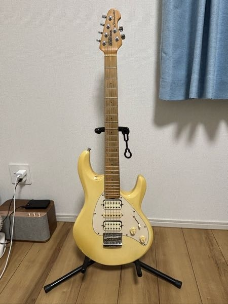 20年前に買ったギターですが、いよいよ塗装があちこち剥がれてきました