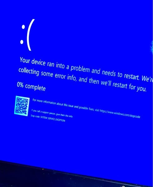 Windowsアップデートに失敗したみたいです。 10年くらい前の富士通PCです。 セーフモードにもできず。 起動~エラーメッセージ~再起動を無限にループしています。 どなたか、解決方法知ってる方いらっしゃいますか。 最悪、セーフモードにするかして初期化でもして使えればいいなと考えています。 よろしくお願いします。 ちなみに、なぜか強制終了3回やったり、Shift +再起動は実施しましたが、すぐにこの画面になってしまいます。