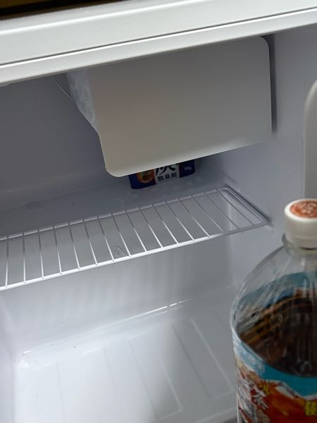 なんか最近、冷蔵庫の冷蔵室？からめっちゃ水滴が落ちてきますまだ買っ 