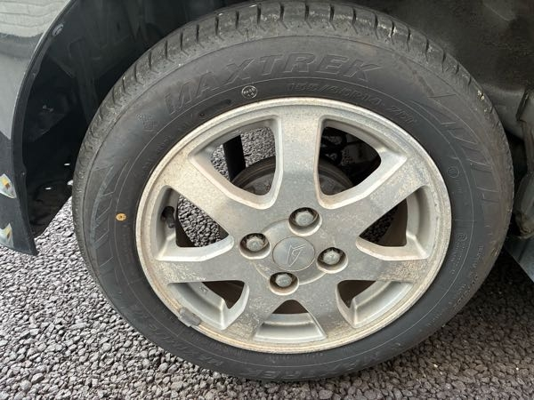 車のホイールの汚れの落とし方について教えてください。画像のように