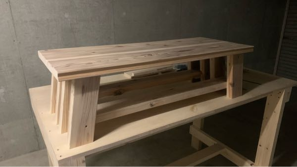 杉材でベンチを作りました。サンダーでヤスリがけまで終えまして、何を 