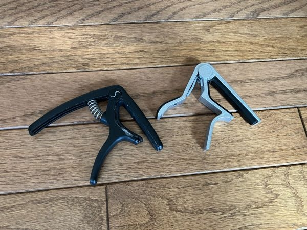 この右側のカポはいいやつでしょうか？今まで安物の左側のカポを使っ 