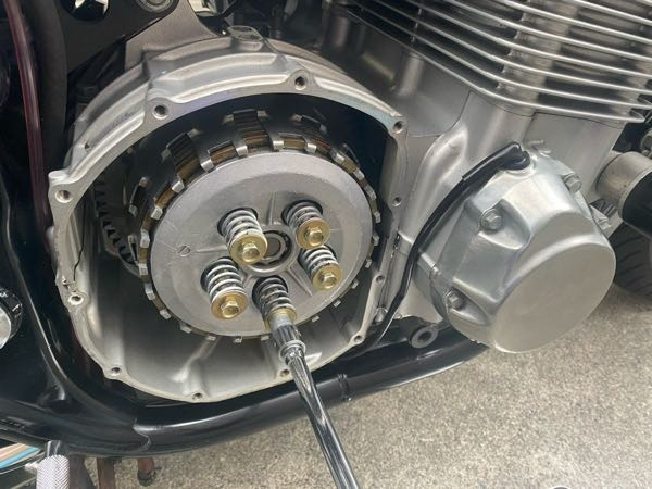 CB1300SBEBL-SC54でクラッチプレッシャープレートのスプ - Yahoo!知恵袋