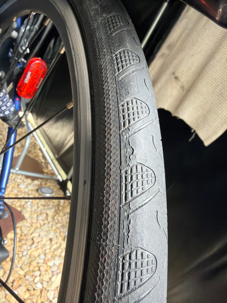 クロスバイクの後輪の画像です。交換した方がよいほどのクラックですか 