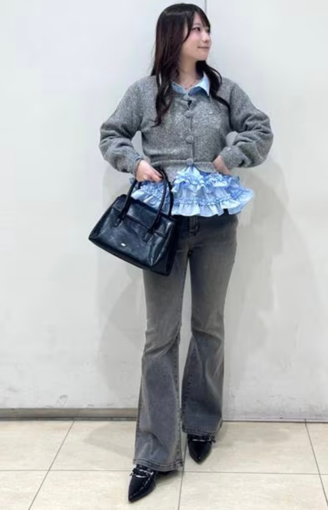 女性に質問ですこの水色のシャツ買おうか迷っているのですが、25歳には 