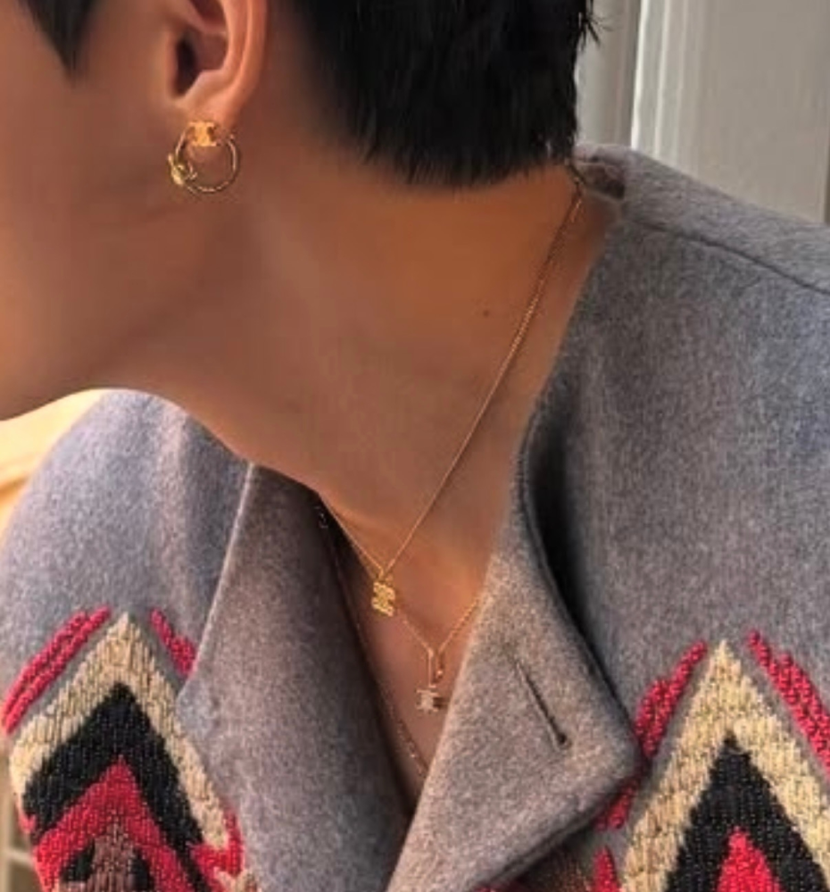 BTSのV(テテ)がつけているこのCELINEのネックレスなんですが、3つつけ 