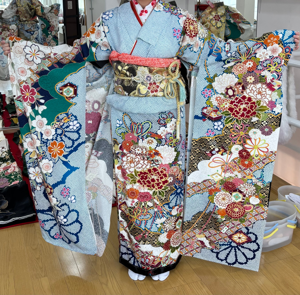 成人式の振袖を下のものを選んだのですがこの振袖に合う帯の色や小物が 