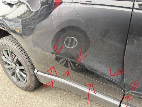 車の板金塗装費用について。画像のような傷を修理する場合、どのくらい 