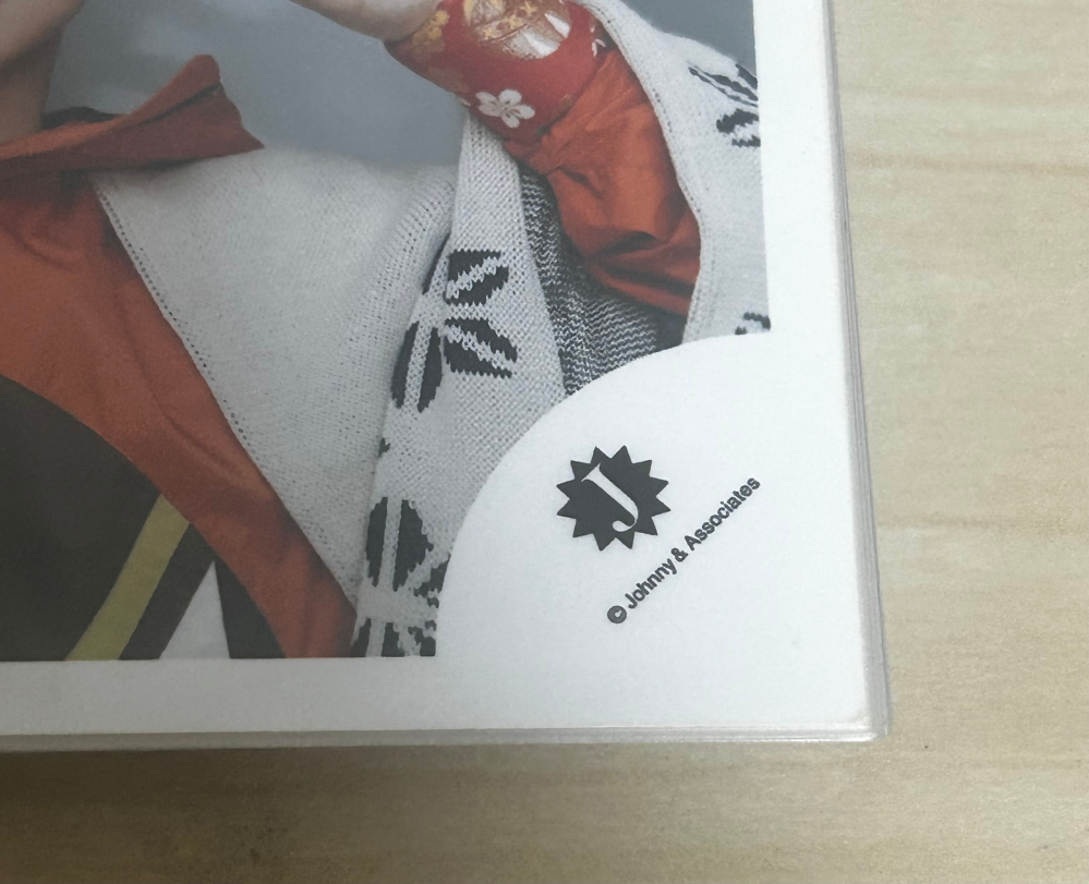 ジャニーズの公式写真で右下とかにロゴと西暦が書いてあると思うんで