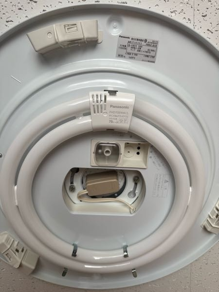 使わなくなったので。 この照明器具って工事不要で交換できるやつですか？寿命がきたみたいで