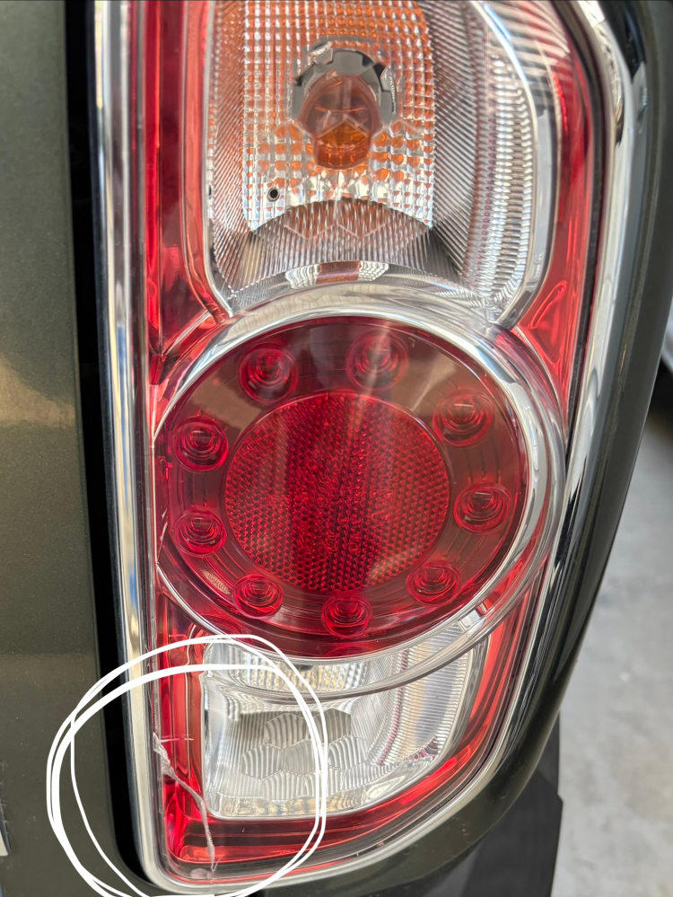 閲覧頂きありがとうございます。先程、車を拭いていたらバックライトの