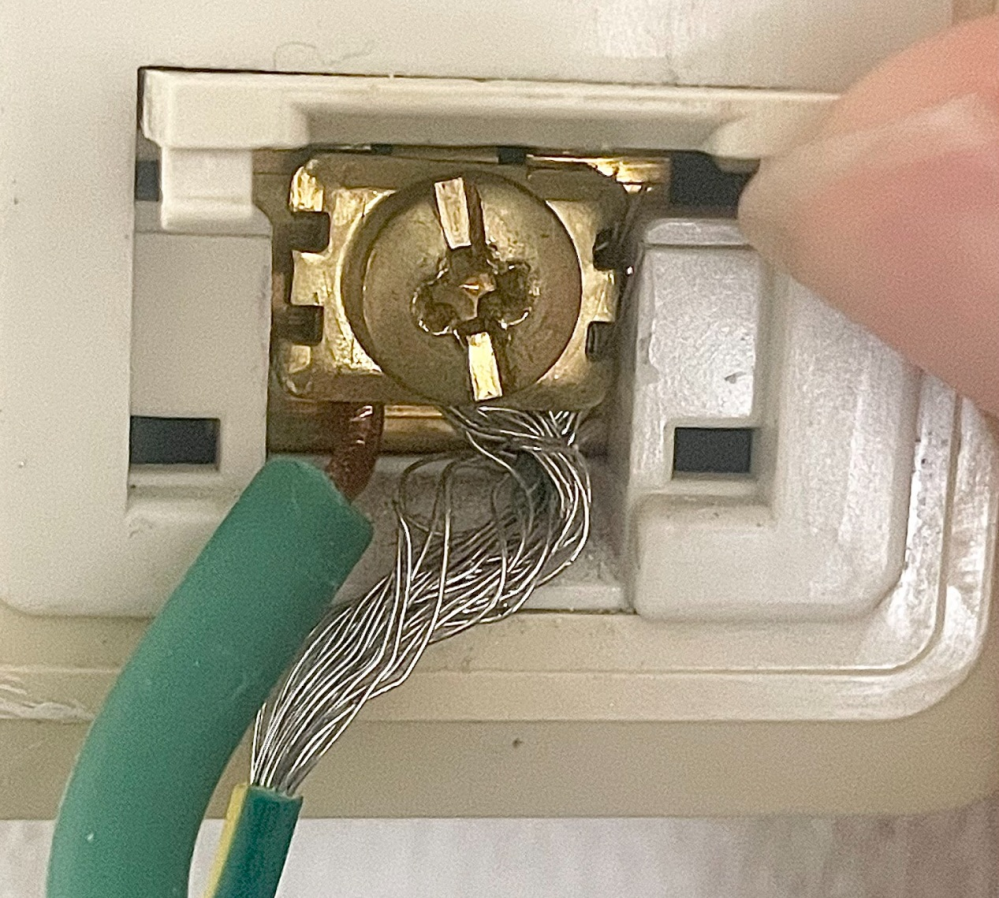 電子レンジを買ったので、冷蔵庫のアースに、画像のようにつけました