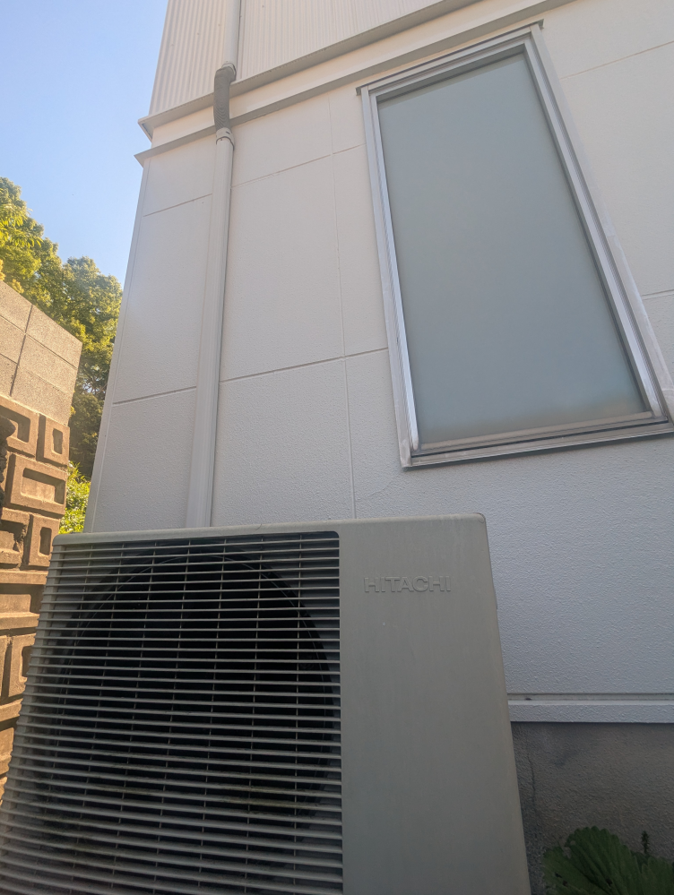 室外機1個につきエアコン2台使えます。室外機1個なので2台つけても電気