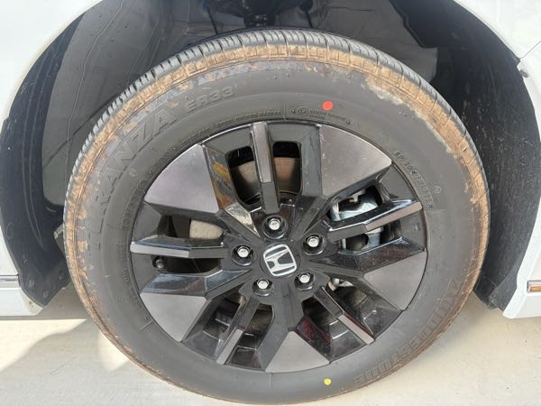 納車されて1ヶ月経ちましたが、タイヤがこんな色になってます。異常 