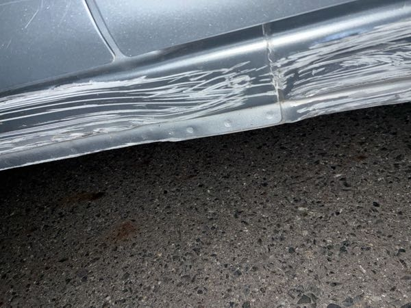 板金、塗装に詳しい方教えてください。 - 車を石に擦ってしまい、この 