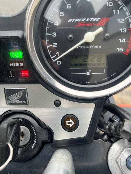 cb400sfnc39のガソリンメーターが満タンのまま動きません。満