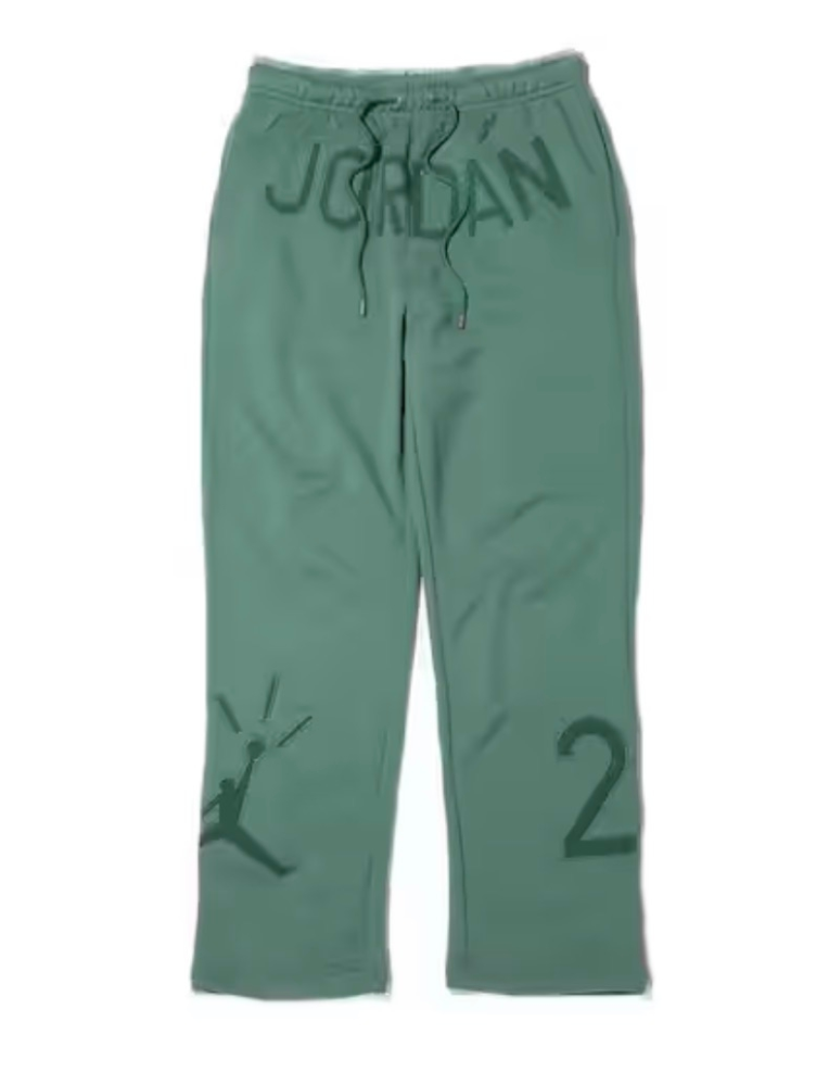 服のコーデについて質問です。NIKEのジョーダンとニーナ・シャネル