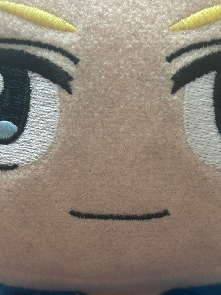 ぬいぐるみの洗い方について質問です。 身長20センチをちょっとこえるぐらいの大きめのぬいぐるみを可愛がっているのですが、最近顔周りについたホコリ？や、服の白い部分が黒ずんできたのが気になっていました。 今まではずっと持っていられない（乾かしている間などに一緒にいられない）のが嫌で洗うのをさけていたのですが、流石に汚れが目立ってきたので&hellip;。 1番気になっているのは添付した画像のような顔に付いている黒いホコリっぽいものなのですが、どう洗えば取れるでしょうか？ 詳細はわかりませんが、顔の生地がホコリが絡みやすい生地なのか、テープのコロコロや、ゲルローラーなどで取ってあげようとしても全然取れず困っています。 ぬいぐるみの洗い方に詳しい方、よろしくお願いします。