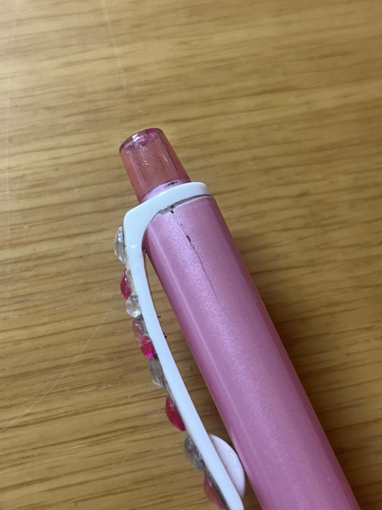 ずっと愛用していたクルトガが壊れかけてしまいました。上の部分にヒビ