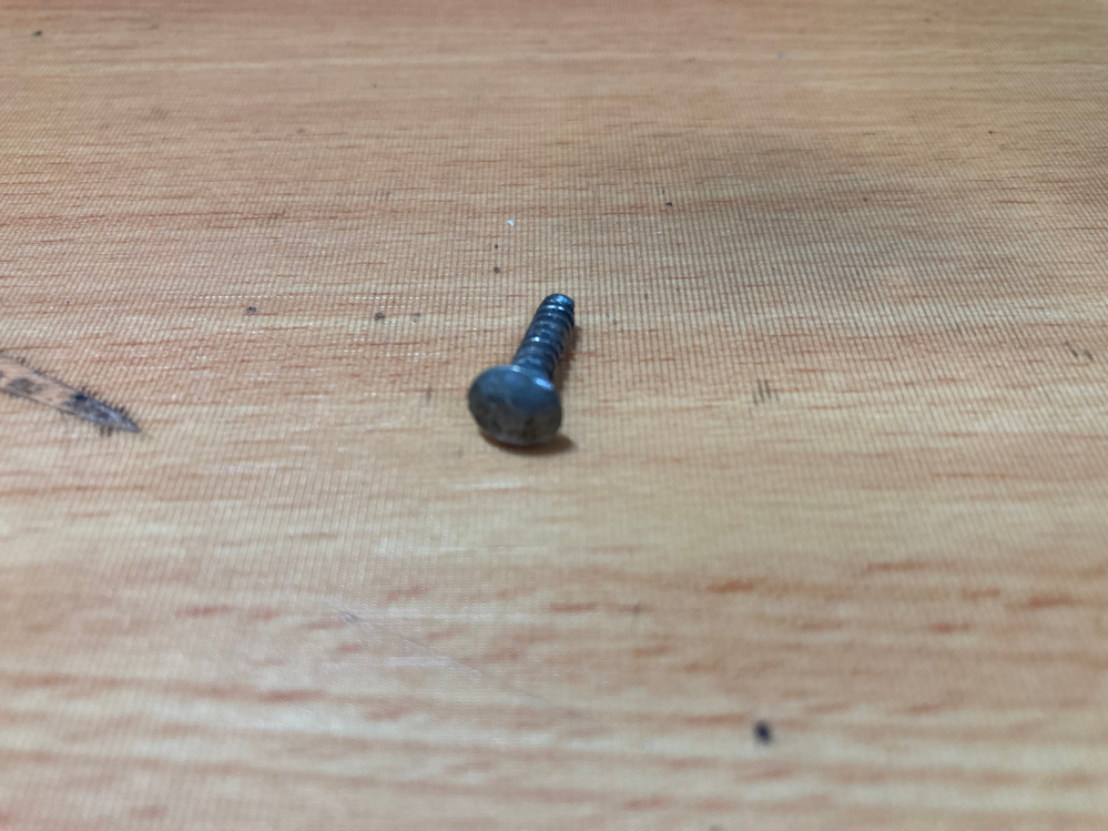 画像は刈り込み鋏の固定ネジです 先端の尖っている方は折れています これは締めた後でドライバーの山をサンダーか何かで削っているということですよね？ 仮にネジを緩めたい時はどうするのでしょうか？ サンダーでマイナスドライバーが入る溝を切るのでしょうか？