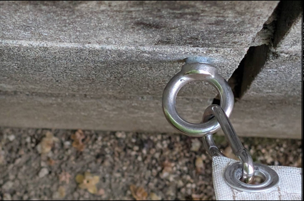当方持主のアパート境界のブロック横が 隣の家の駐車場になるのですが、 当方のブロック（ブロック当方所有物） に釘を何本か打ってありました。 隣の家の方が駐車場用の日除け用シェード屋根をつけるためです。 当方としても何も言われておらず、勝手にされているので気分が悪いです。 お隣さんなので今後も付き合いはあると思うので、やんわりと釘をすべて外してもらいたいのですが、なんと伝えればよいのでしょうか？ちなみにアパートの持ち主は母親で、母が隣の人に言いづらいので私（娘）に言って欲しいように言われました。 よろしくお願いいたします。