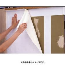 古い一戸建てに住んでいます。 和室の砂壁を削りました。削って、写真のように下地紙を貼りました。 下地紙の上に、「壁紙」を貼るためです。 壁紙ですが、「シールタイプ」の壁紙、砂壁だった壁にも綺麗に貼れるものでしょうか？